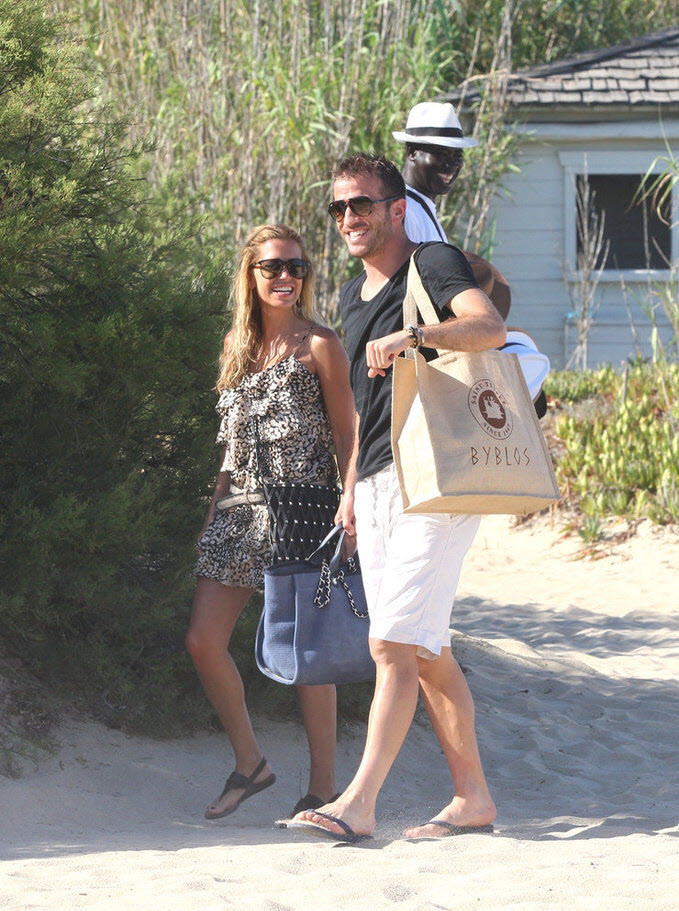 Tiền vệ Van der Vaart và cô vợ Sylvie nghỉ mát tại đảo St Tropez tươi đẹp ở Pháp Tiền vệ Van der Vaart và cô vợ Sylvie nghỉ mát tại đảo St Tropez tươi đẹp ở Pháp