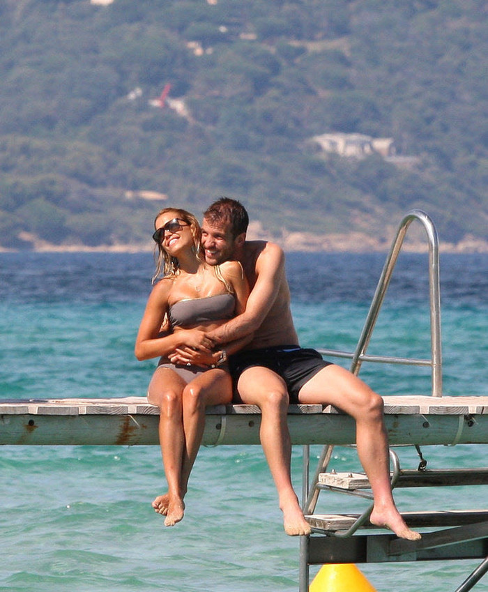 Tiền vệ Van der Vaart vàcô vợ Sylvie ôm nhau lãng mạn trên cầu tại đảo St Tropez tươi đẹp ở Pháp Tiền vệ Van der Vaart vàcô vợ Sylvie ôm nhau lãng mạn trên cầu tại đảo St Tropez tươi đẹp ở Pháp