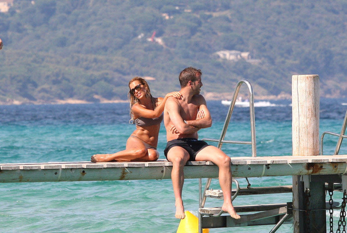 Tiền vệ Van der Vaart và cô vợ Sylvie nghỉ mát tại đảo St Tropez tươi đẹp ở Pháp Tiền vệ Van der Vaart và cô vợ Sylvie nghỉ mát tại đảo St Tropez tươi đẹp ở Pháp