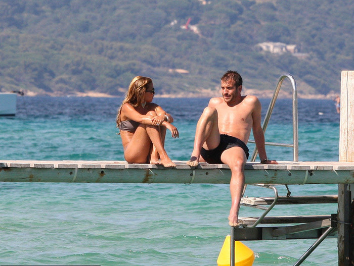 Tiền vệ Van der Vaart và cô vợ Sylvie nghỉ mát tại đảo St Tropez tươi đẹp ở Pháp Tiền vệ Van der Vaart và cô vợ Sylvie nghỉ mát tại đảo St Tropez tươi đẹp ở Pháp