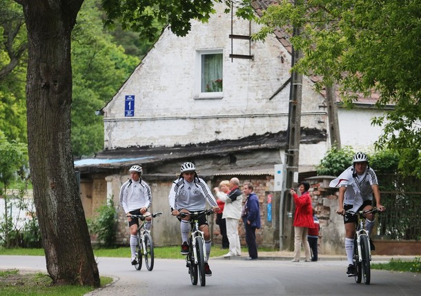 Marcel Schmelzer (giữa), Holger Badstuber (trái) và Toni Kroos Marcel Schmelzer (giữa), Holger Badstuber (trái) và Toni Kroos