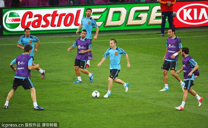 Bài tập 1 đấu 4 của Iniesta, Tây Ban Nha. Bài tập 1 đấu 4 của Iniesta, Tây Ban Nha.