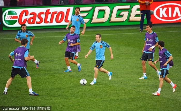 Bài tập 1 đấu 4 của Iniesta, Tây Ban Nha.