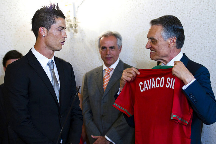 Cristiano Ronaldo đại diện cho các thành viên trong đội tuyển BĐN nhận chiếc áo may mắn từ tay thổng thống Cavaco Silva, Cristiano Ronaldo đại diện cho các thành viên trong đội tuyển BĐN nhận chiếc áo may mắn từ tay thổng thống Cavaco Silva,