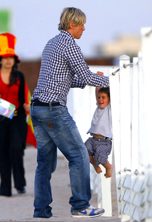 Gia đình tiền đạo người Tây Ban Nha đi dạo trên bãi biển ở Sopot, Ba Lan