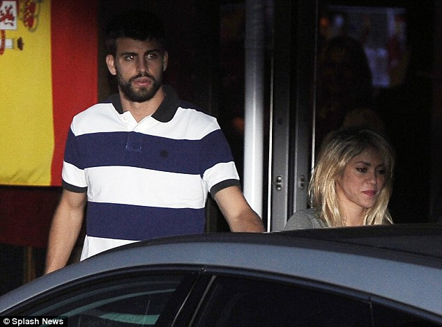 Pique có vẻ không vui khi thấy mình và bạn gái bị cánh săn ảnh phát hiện. Pique có vẻ không vui khi thấy mình và bạn gái bị cánh săn ảnh phát hiện.