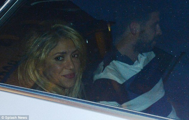 Họ nhanh chóng bước vào ô tô để tránh bị làm phiền Họ nhanh chóng bước vào ô tô để tránh bị làm phiền