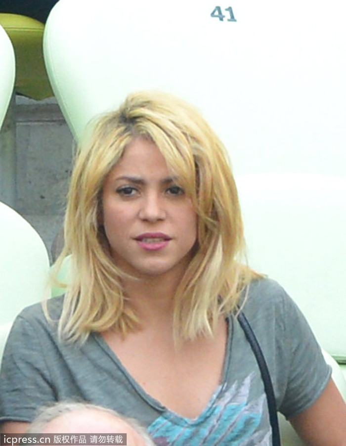 Shakira trên khán đài xem trận đấu giữa Tây Ban Nha và Italia Shakira trên khán đài xem trận đấu giữa Tây Ban Nha và Italia