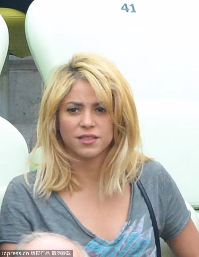 Shakira trên khán đài xem trận đấu giữa Tây Ban Nha và Italia