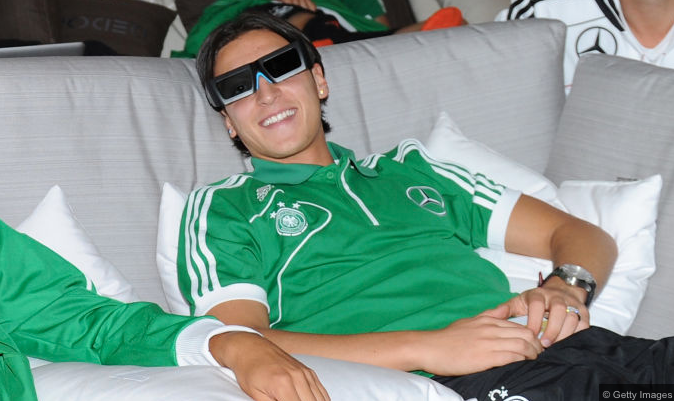 ... và Ozil tỏ ra rất thích thủ khi được xem bộ phim The Amazing Spider-Man phiên bản 3D ... và Ozil tỏ ra rất thích thủ khi được xem bộ phim The Amazing Spider-Man phiên bản 3D