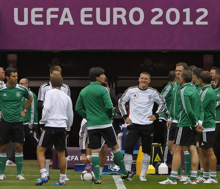 Các cầu thủ Đức đang tích cực tập luyện để chuẩn bị cho trận bán kết đêm nay với Italia