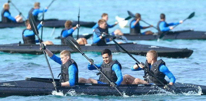 Đội tuyển Đức chèo thuyền để luyện tập thăng bằng và tăng cường thể lực. Đội tuyển Đức chèo thuyền để luyện tập thăng bằng và tăng cường thể lực.