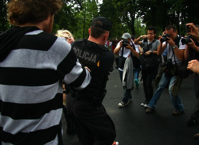 Các nhân viên an ninh đã có mặt để không chế những người đẹp ngực trần quá khích Các nhân viên an ninh đã có mặt để không chế những người đẹp ngực trần quá khích