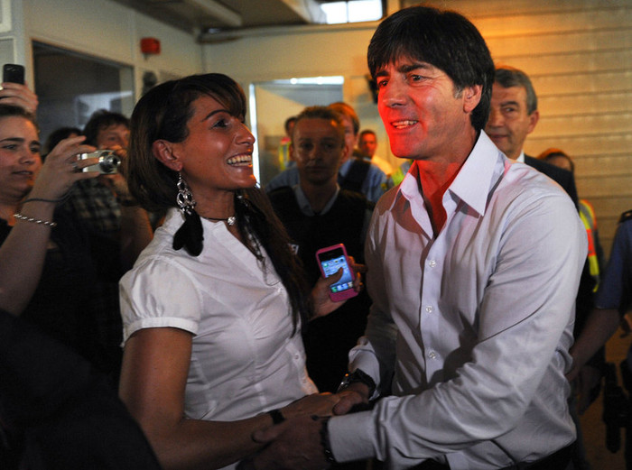 HLV Joachim Low bắt tay người hâm mộ tại sân bay HLV Joachim Low bắt tay người hâm mộ tại sân bay