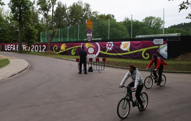 Khu vực tập luyện của đội tuyển Đức được nhân viên an ninh bảo vệ nghiêm ngặt. Khu vực tập luyện của đội tuyển Đức được nhân viên an ninh bảo vệ nghiêm ngặt.