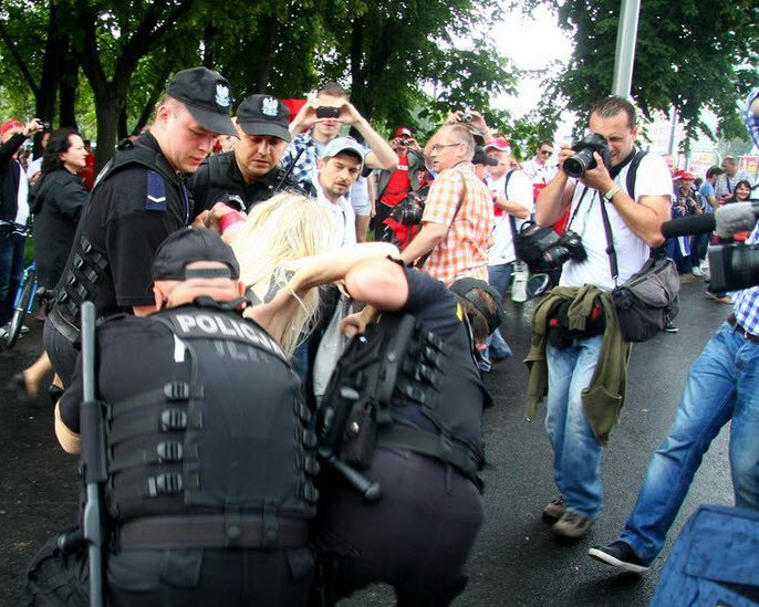 Các nhân viên an ninh bắt giữ người đẹp ngực trần Các nhân viên an ninh bắt giữ người đẹp ngực trần