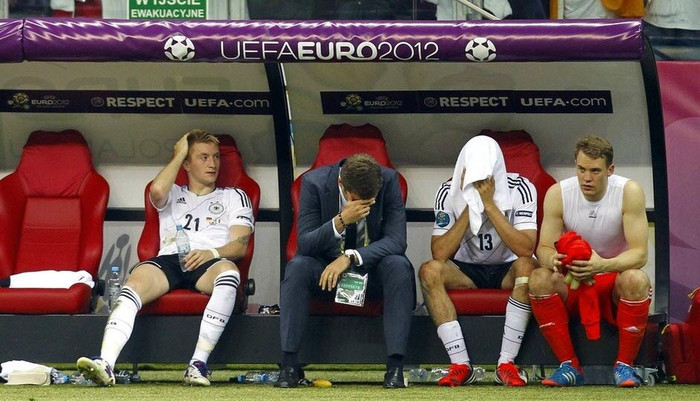 Các cầu thủ của đội tuyển Đức ngồi như mất hồn trên băng ghế kỹ thuật Các cầu thủ của đội tuyển Đức ngồi như mất hồn trên băng ghế kỹ thuật