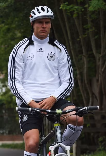 Holger Badstuber trổ tài đi xe đạp tay không