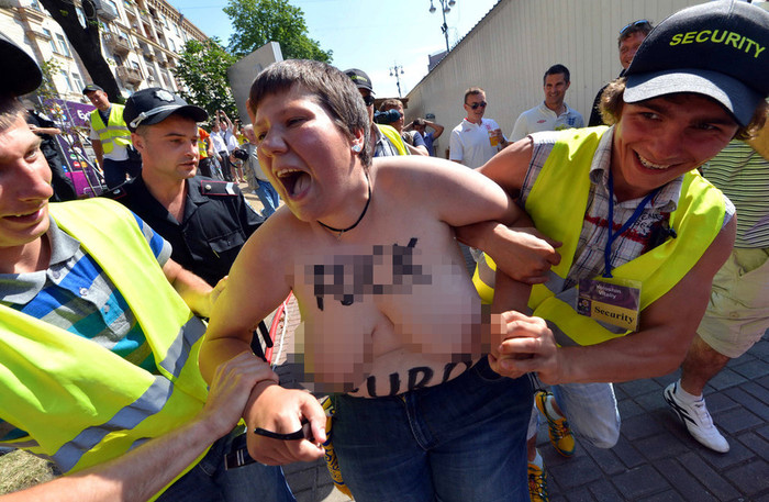 Nhân viên an ninh đã có mặt ngay lập tức để bắt giữ người đẹp ngực trần quá khích.