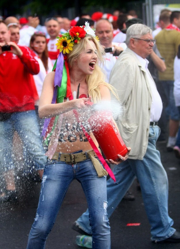 Người đẹp ngực trần dùng bình cứu hỏa xịt ngay trước sân vận động diễn ra lễ khai mạc EURO 2012 ở Warsaw, Ba Lan Người đẹp ngực trần dùng bình cứu hỏa xịt ngay trước sân vận động diễn ra lễ khai mạc EURO 2012 ở Warsaw, Ba Lan