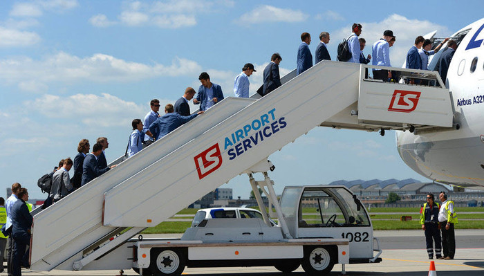 Các cầu thủ Đức lên xe máy bay để về nước Các cầu thủ Đức lên xe máy bay để về nước