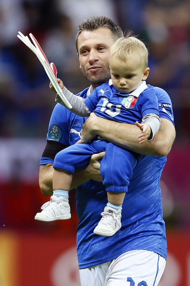 Cassano bế con xuống sân... Cassano bế con xuống sân...