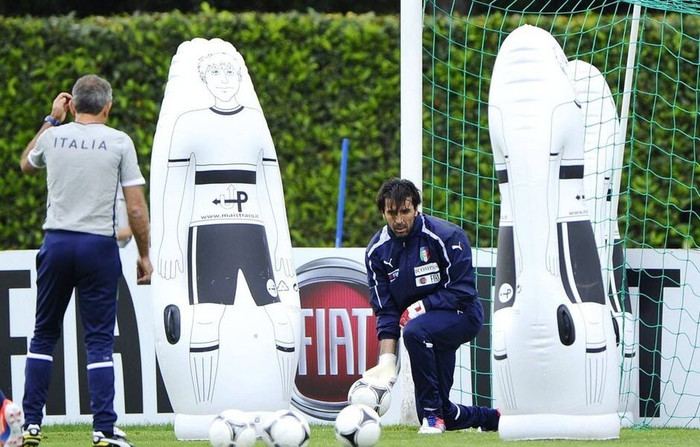 Đội tuyển Italia tập luyện với những hình nộm hơi đặc biệt. Đội tuyển Italia tập luyện với những hình nộm hơi đặc biệt.