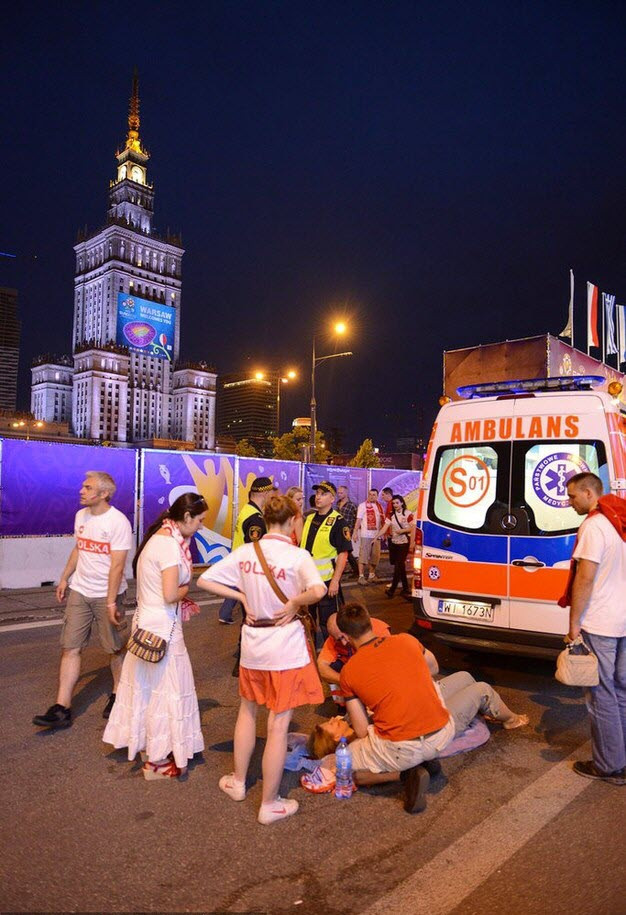Một CĐV của Ba Lan bị ngất và phải đi cấp cứu sau khi Ba Lan để thua 0-1 trước CH Czech. Một CĐV của Ba Lan bị ngất và phải đi cấp cứu sau khi Ba Lan để thua 0-1 trước CH Czech.