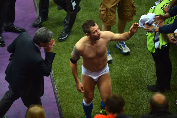 Cassano đã nổi hứng cởi quần áo tặng CĐV trên khán đài