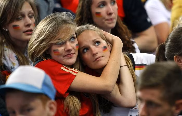 Hai người đẹp của đội tuyển Đức hồi hộp theo dõi diễn biến trên sân. Hai người đẹp của đội tuyển Đức hồi hộp theo dõi diễn biến trên sân.