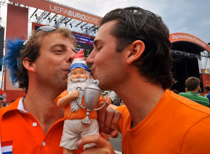 Khoảnh khắc ngộ nghĩnh của 2 CĐV Hà Lan. Khoảnh khắc ngộ nghĩnh của 2 CĐV Hà Lan.