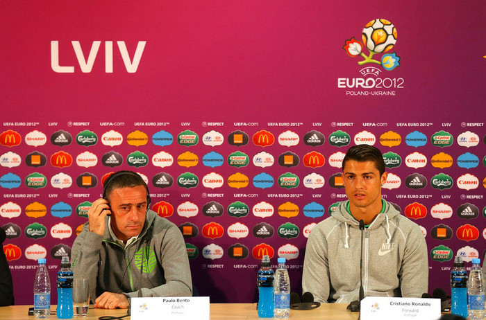 Cristiano Ronaldo trông rất lãng tử với mái tóc bóng mượt rất lạ khi xuất hiện trong cuộc họp báo trước trận đấu giữa Bồ Đào Nha và Đức tại sân Arena Lviv, Ukraine, vào đêm nay Cristiano Ronaldo trông rất lãng tử với mái tóc bóng mượt rất lạ khi xuất hiện trong cuộc họp báo trước trận đấu giữa Bồ Đào Nha và Đức tại sân Arena Lviv, Ukraine, vào đêm nay