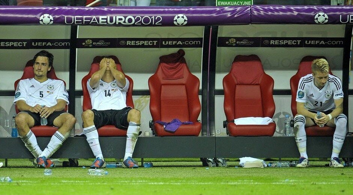 Các cầu thủ của đội tuyển Đức ngồi như mất hồn trên băng ghế kỹ thuật Các cầu thủ của đội tuyển Đức ngồi như mất hồn trên băng ghế kỹ thuật