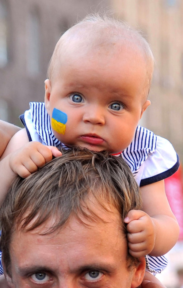Em bé người Ukraina ngơ ngác cùng bố đi xem EURO 2012 Em bé người Ukraina ngơ ngác cùng bố đi xem EURO 2012