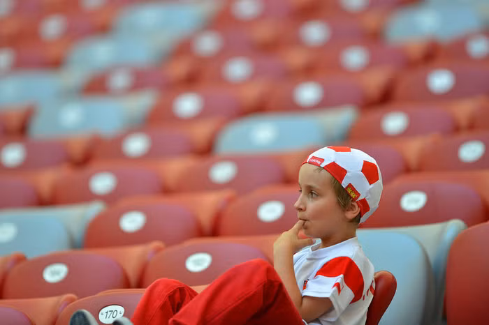 CĐV nhí của Nga ngậm ngùi mút ngón tay sau trận thua 0-1 của đội nhà trước Hi Lạp. CĐV nhí của Nga ngậm ngùi mút ngón tay sau trận thua 0-1 của đội nhà trước Hi Lạp.