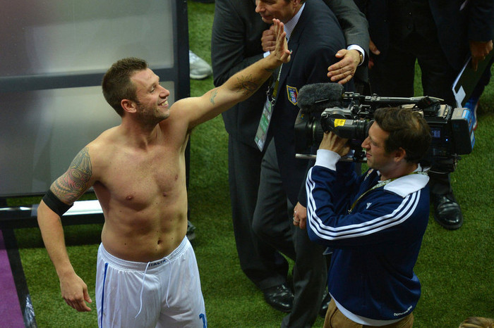 Sau khi kết thúc trận đấu giữa Italia và Đức đêm qua, siêu quậy Cassano đã nổi hứng cởi quần áo tặng CĐV trên khán đài Sau khi kết thúc trận đấu giữa Italia và Đức đêm qua, siêu quậy Cassano đã nổi hứng cởi quần áo tặng CĐV trên khán đài