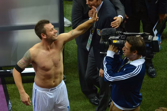 Sau khi kết thúc trận đấu giữa Italia và Đức đêm qua, siêu quậy Cassano đã nổi hứng cởi quần áo tặng CĐV trên khán đài