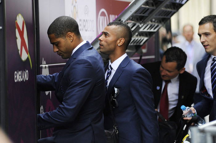 Các cầu thủ đội tuyển Anh lên xe bus để ra sân bay ở Krakow, Ban Lan Các cầu thủ đội tuyển Anh lên xe bus để ra sân bay ở Krakow, Ban Lan