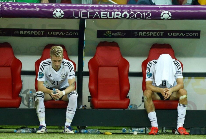 Các cầu thủ của đội tuyển Đức ngồi như mất hồn trên băng ghế kỹ thuật Các cầu thủ của đội tuyển Đức ngồi như mất hồn trên băng ghế kỹ thuật