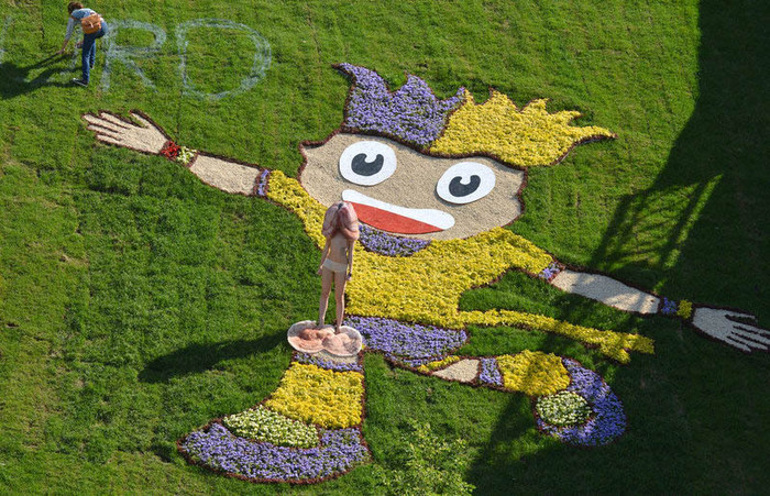 Một người đẹp thuộc nhóm FEMEN ngực trần đứng biểu tình trước linh vật EURO 2012 ở Ukraine