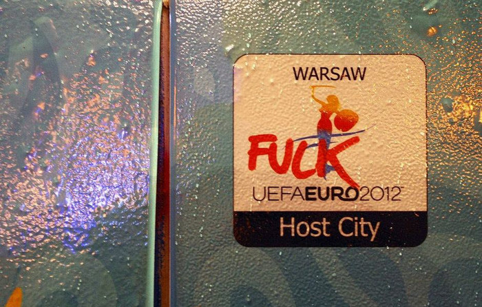 Một logo biểu tình phản đối EURO 2012. Một logo biểu tình phản đối EURO 2012.
