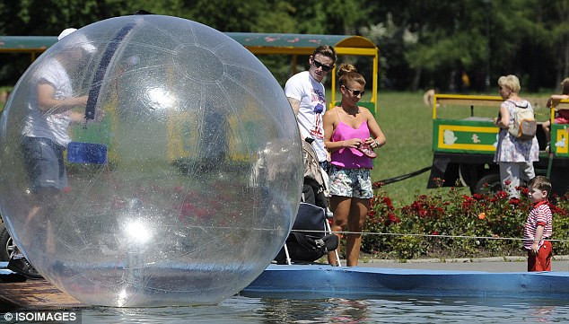 Có vẻ, Kai không hài lòng khi phải rời khỏi đài nước.