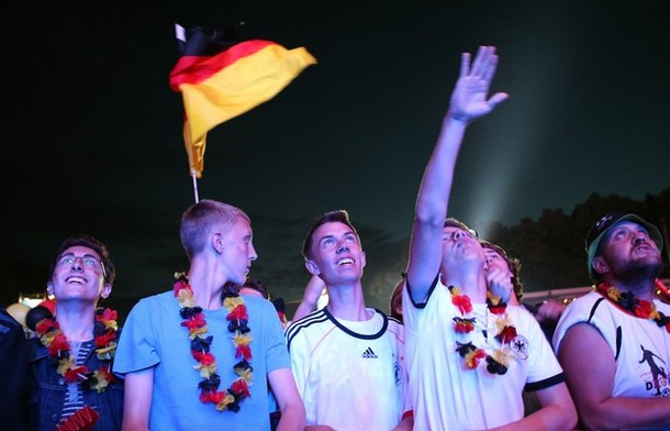 CĐV của Đức đã đổ ra đường phố ở Lviv, Ukraine, để ăn mừng sau chiến thắng 1-0 của đội nhà trước Bồ Đào Nha CĐV của Đức đã đổ ra đường phố ở Lviv, Ukraine, để ăn mừng sau chiến thắng 1-0 của đội nhà trước Bồ Đào Nha