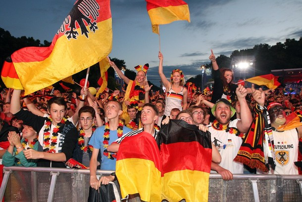 CĐV của Đức đã đổ ra đường phố ở Lviv, Ukraine, để ăn mừng sau chiến thắng 1-0 của đội nhà trước Bồ Đào Nha CĐV của Đức đã đổ ra đường phố ở Lviv, Ukraine, để ăn mừng sau chiến thắng 1-0 của đội nhà trước Bồ Đào Nha