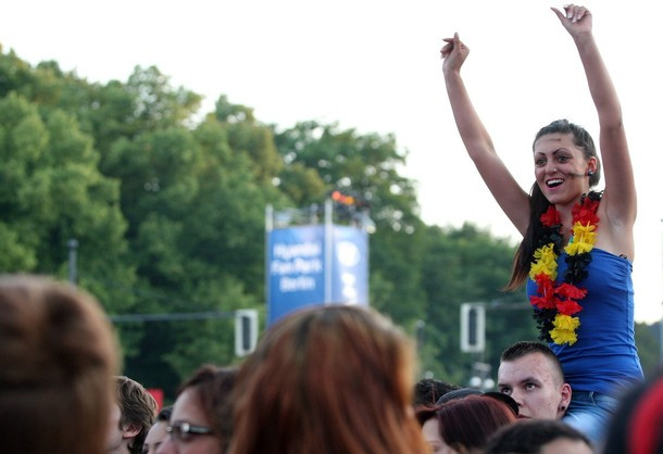 CĐV của Đức đã đổ ra đường phố ở Lviv, Ukraine, để ăn mừng sau chiến thắng 1-0 của đội nhà trước Bồ Đào Nha CĐV của Đức đã đổ ra đường phố ở Lviv, Ukraine, để ăn mừng sau chiến thắng 1-0 của đội nhà trước Bồ Đào Nha