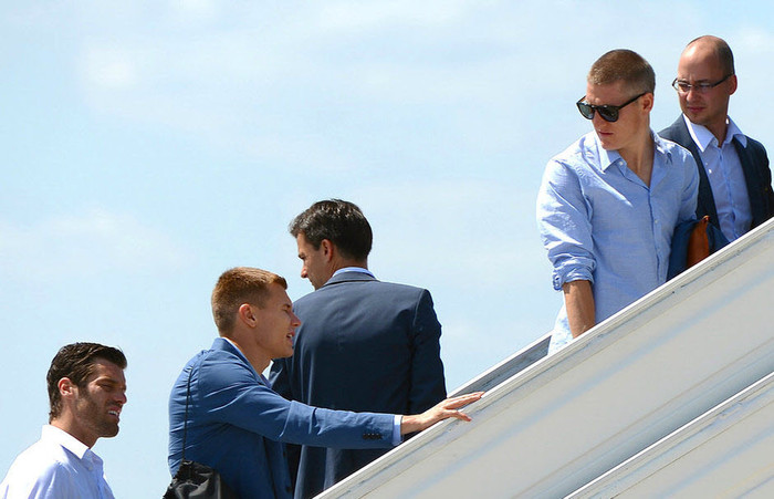 Các cầu thủ Đức lên xe máy bay để về nước Các cầu thủ Đức lên xe máy bay để về nước