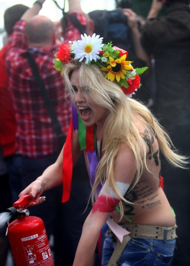 Người đẹp ngực trần dùng bình cứu hỏa xịt ngay trước sân vận động diễn ra lễ khai mạc EURO 2012 ở Warsaw, Ba Lan Người đẹp ngực trần dùng bình cứu hỏa xịt ngay trước sân vận động diễn ra lễ khai mạc EURO 2012 ở Warsaw, Ba Lan