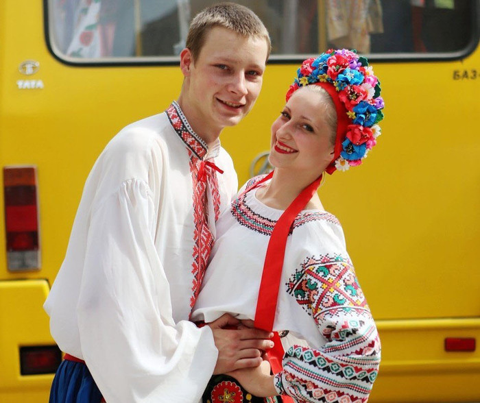 Một cặp mặc truyền thống của Ukraine Một cặp mặc truyền thống của Ukraine