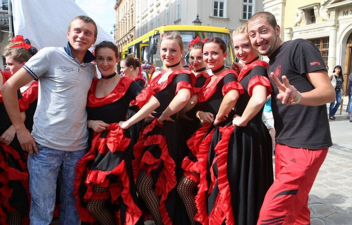 Các thiếu nữ Ukraine trong trang phục truyền thống Các thiếu nữ Ukraine trong trang phục truyền thống