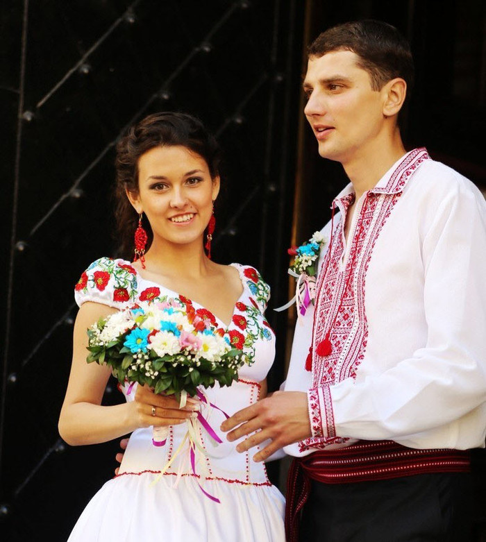 Một cặp đôi tổ chức đám cưới theo phong tục truyền thống của Ukraine Một cặp đôi tổ chức đám cưới theo phong tục truyền thống của Ukraine